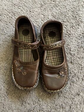 Vintage tks Mary Jane Shoes Girls 2 Brown Floral Dragonfly